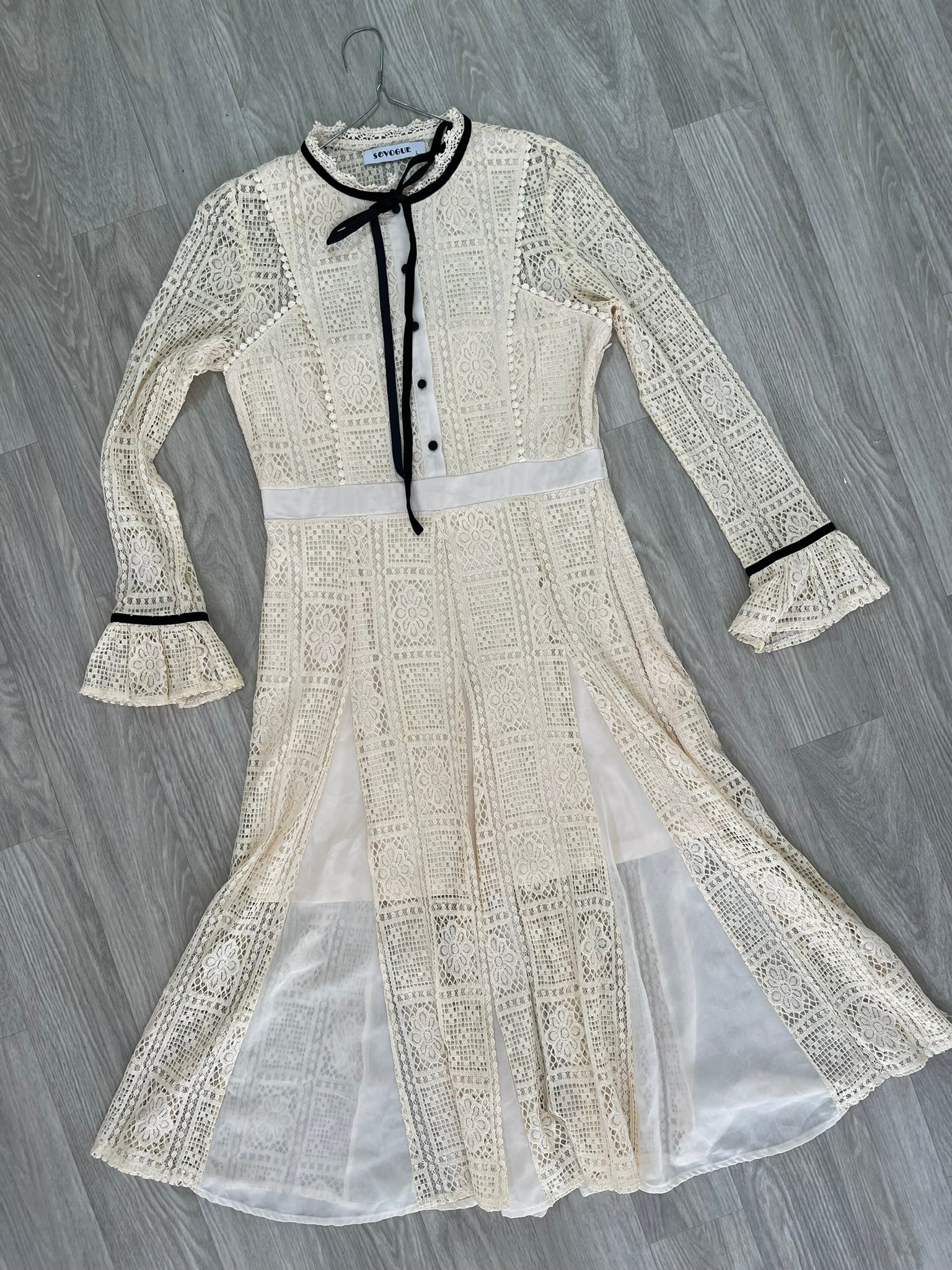 Robe en dentelle ivoire à liens noirs