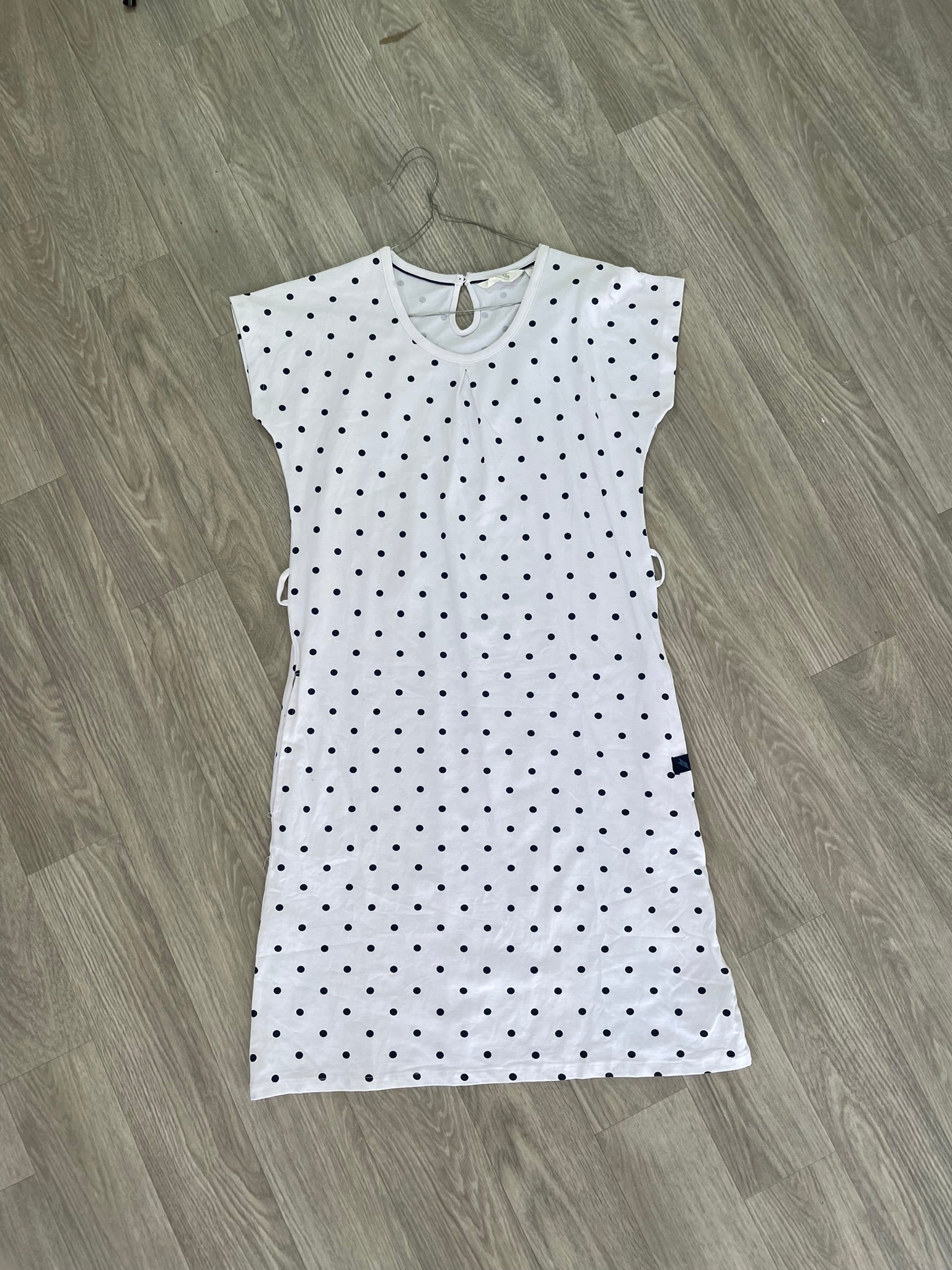 Robe blanche à pois noirs et liens latéraux