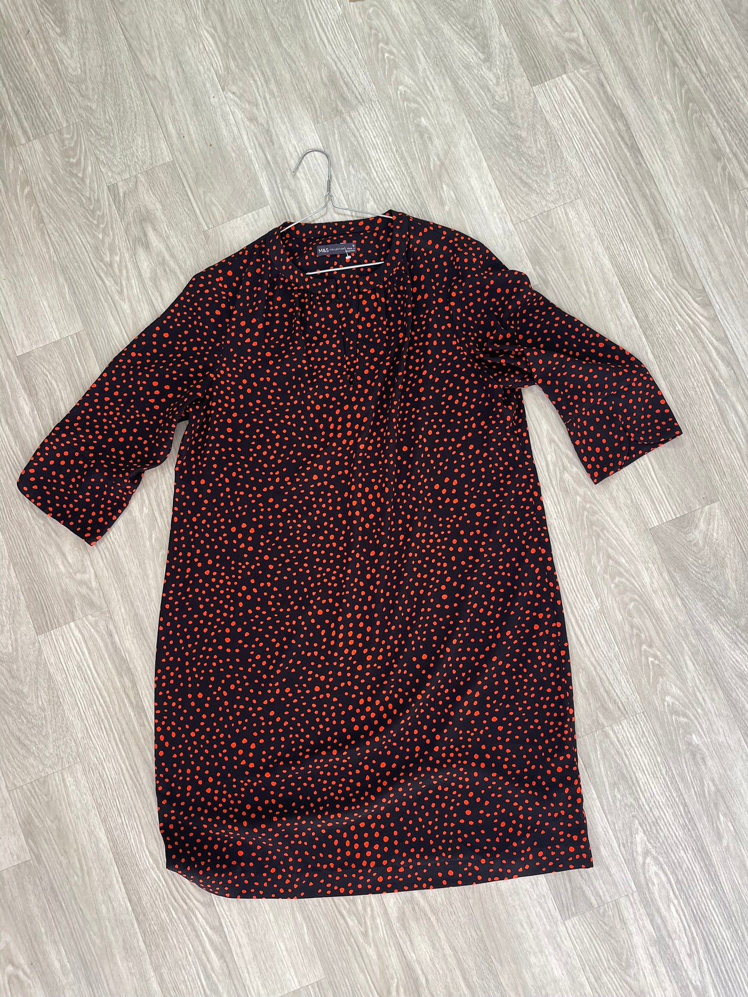 Robe noire à pois orange manches 3/4