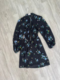 Robe fleurie noire zippée taille smockée