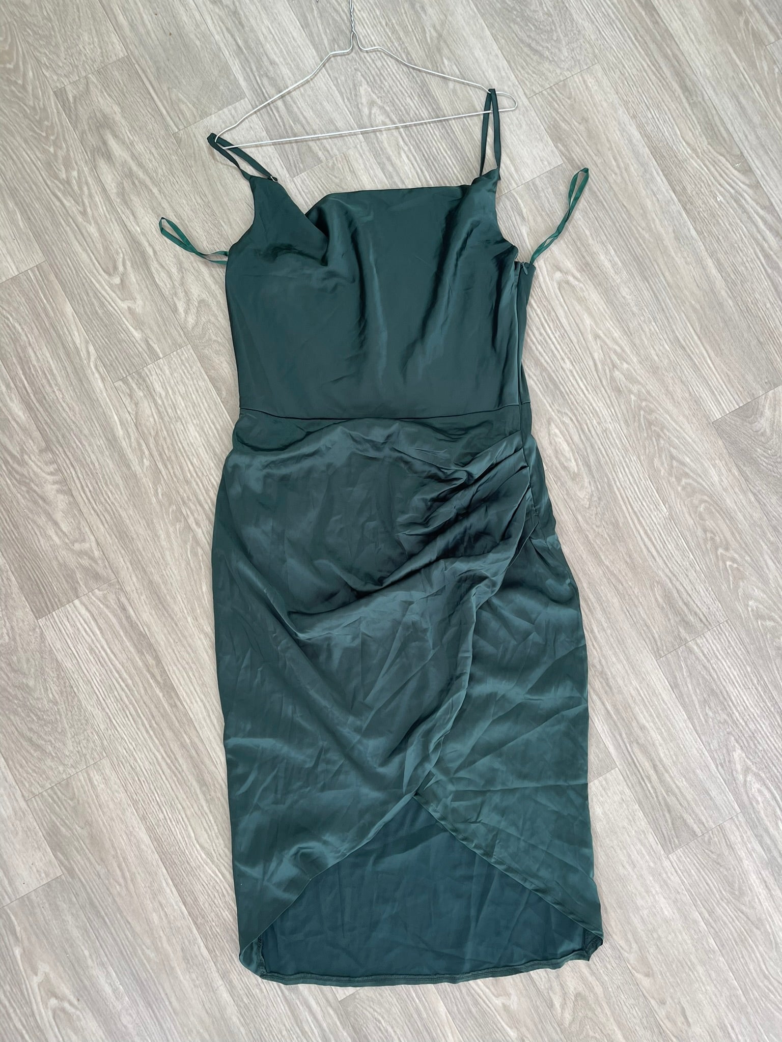 Robe longue satinée vert forêt portefeuille