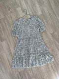 Robe fleurie grise à volants et dos noué