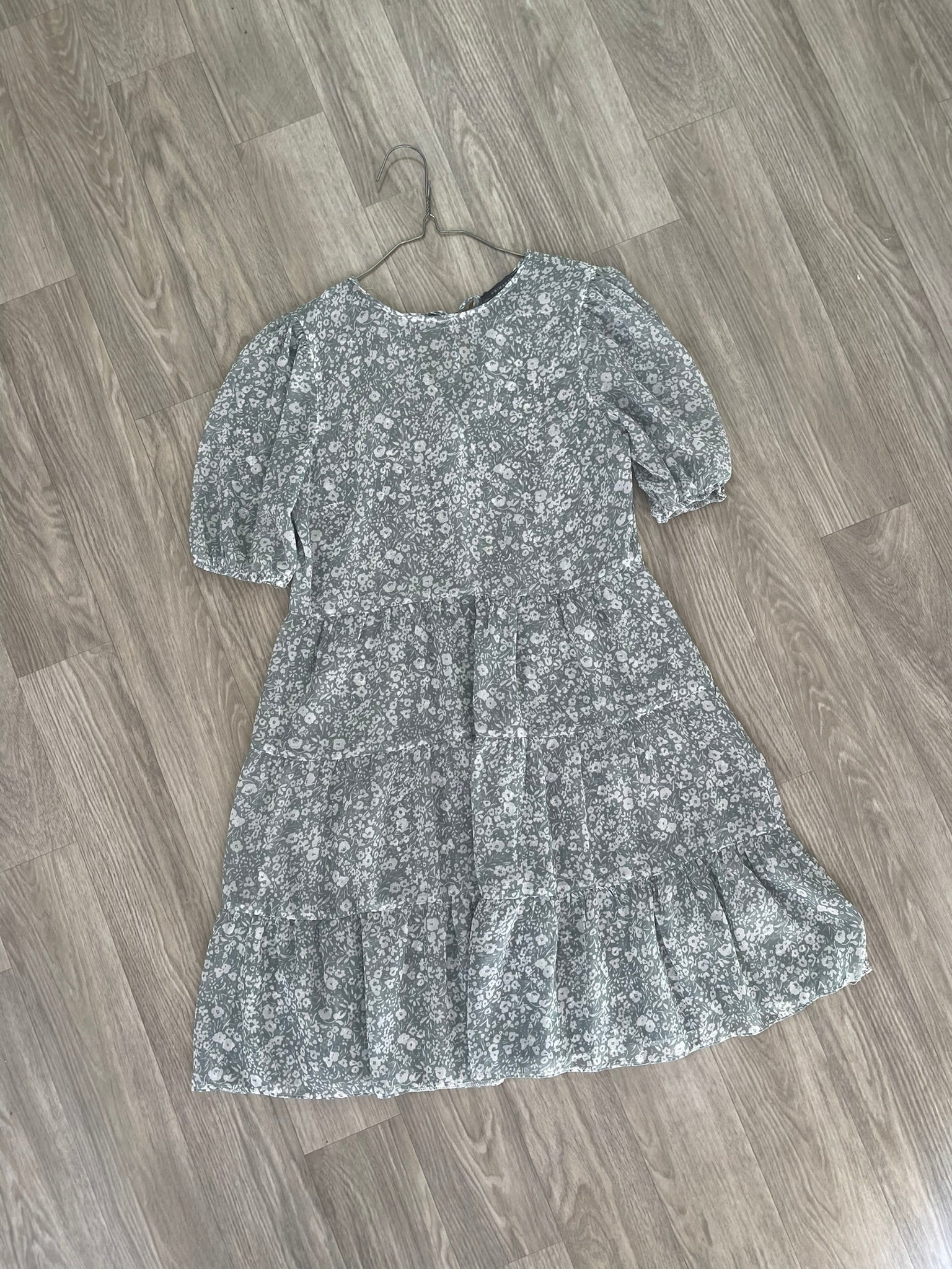Robe fleurie grise à volants et dos noué