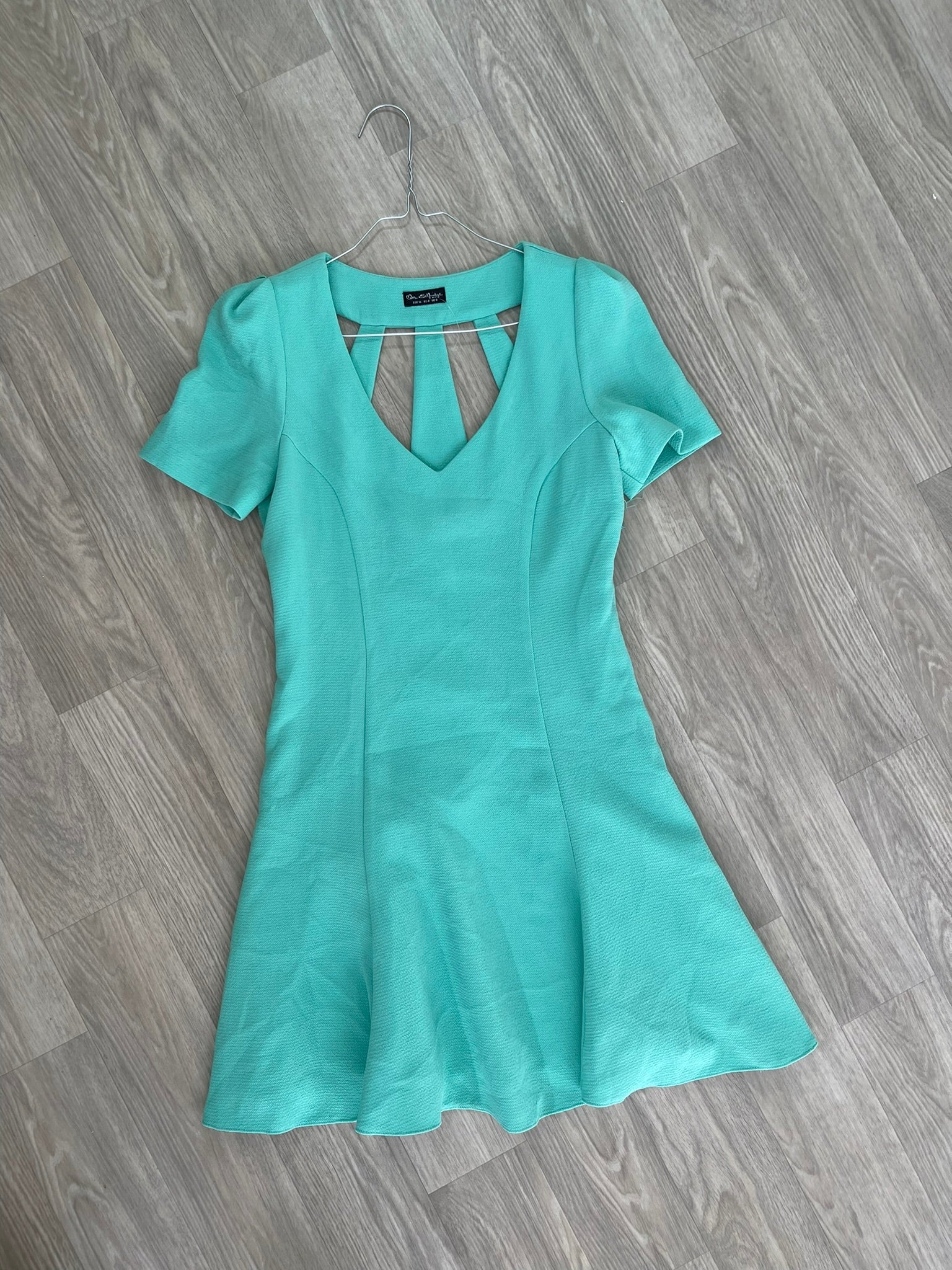 Robe turquoise à dos ajouré