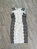 Robe fourreau blanche à dentelle noire