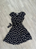Robe noire à pois blancs sans manches, nœud à la taille - Wallis
