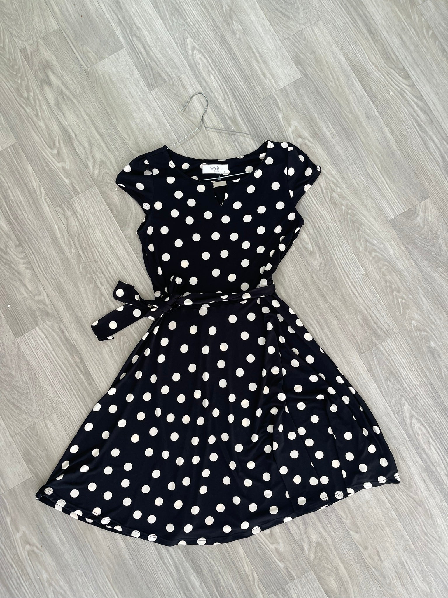Robe noire à pois blancs sans manches, nœud à la taille - Wallis