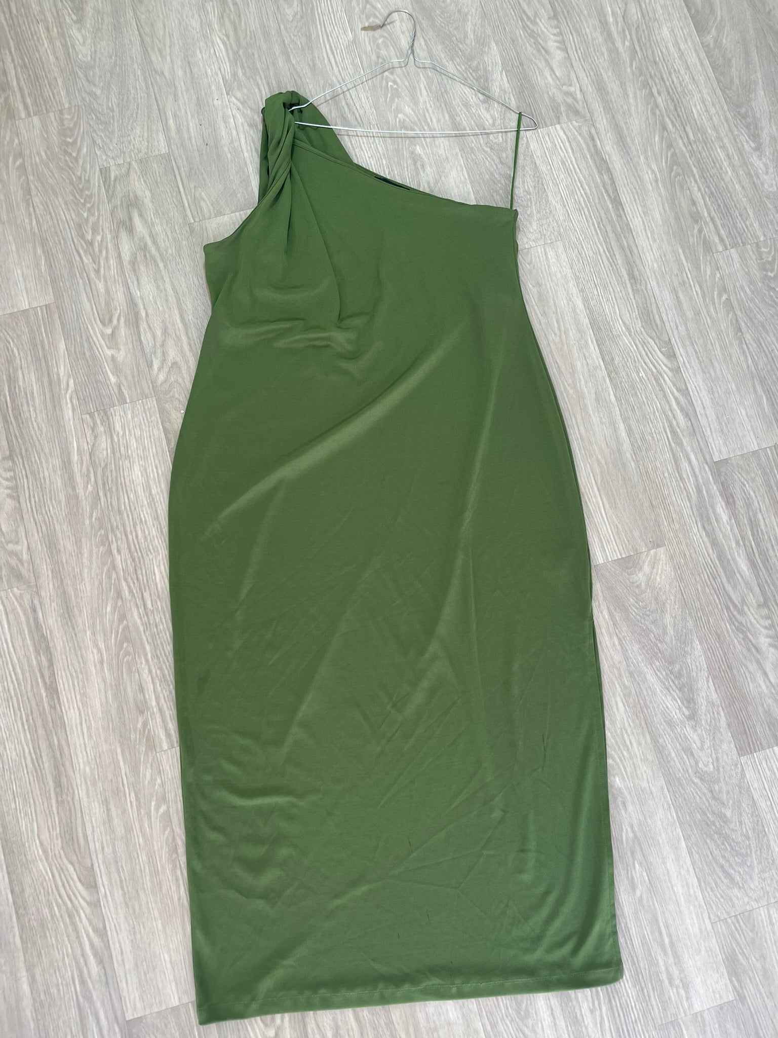 Robe mi-longue kaki une épaule avec nœud 20 uk / 48 eu