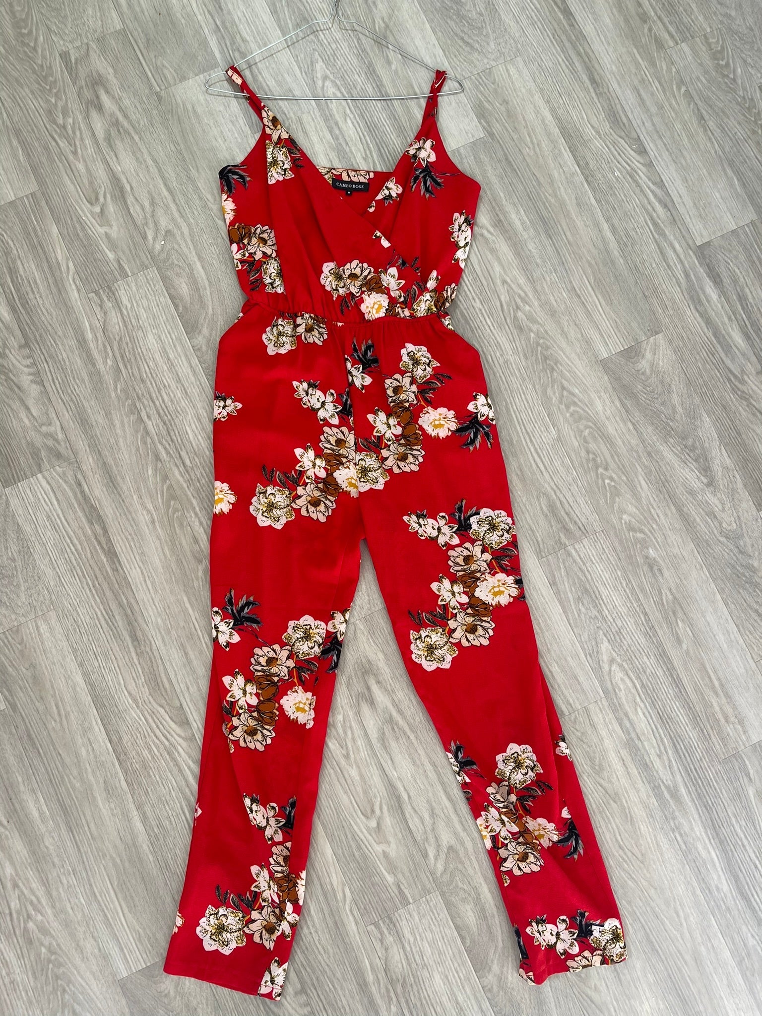 Combinaison pantalon rouge à fleurs, fines bretelles - Cameo Rose