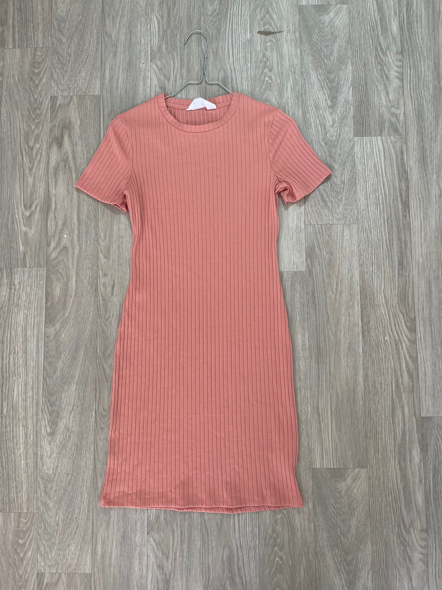 Robe t-shirt côtelée rose saumon, manches courtes