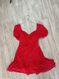 Robe rouge à pois blancs, manches bouffantes et dos noué