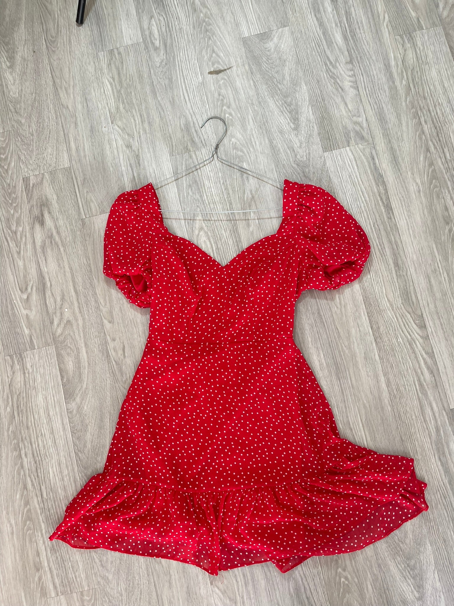 Robe rouge à pois blancs, manches bouffantes et dos noué