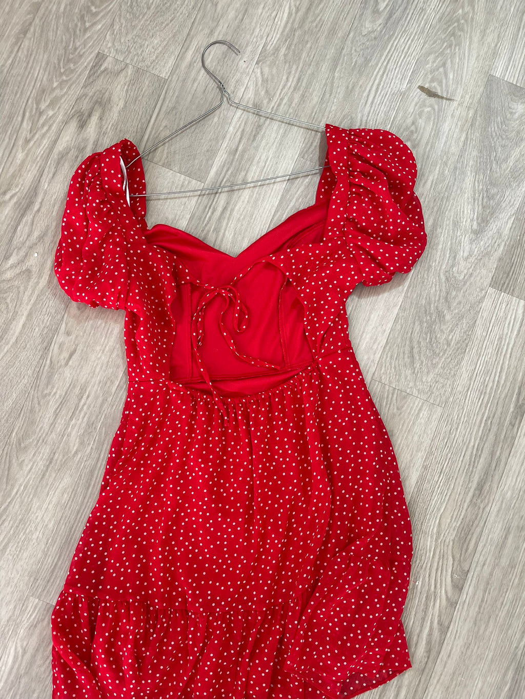 Robe rouge à pois blancs, manches bouffantes et dos noué