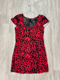 Robe imprimé léopard rouge et noir, dos en dentelle