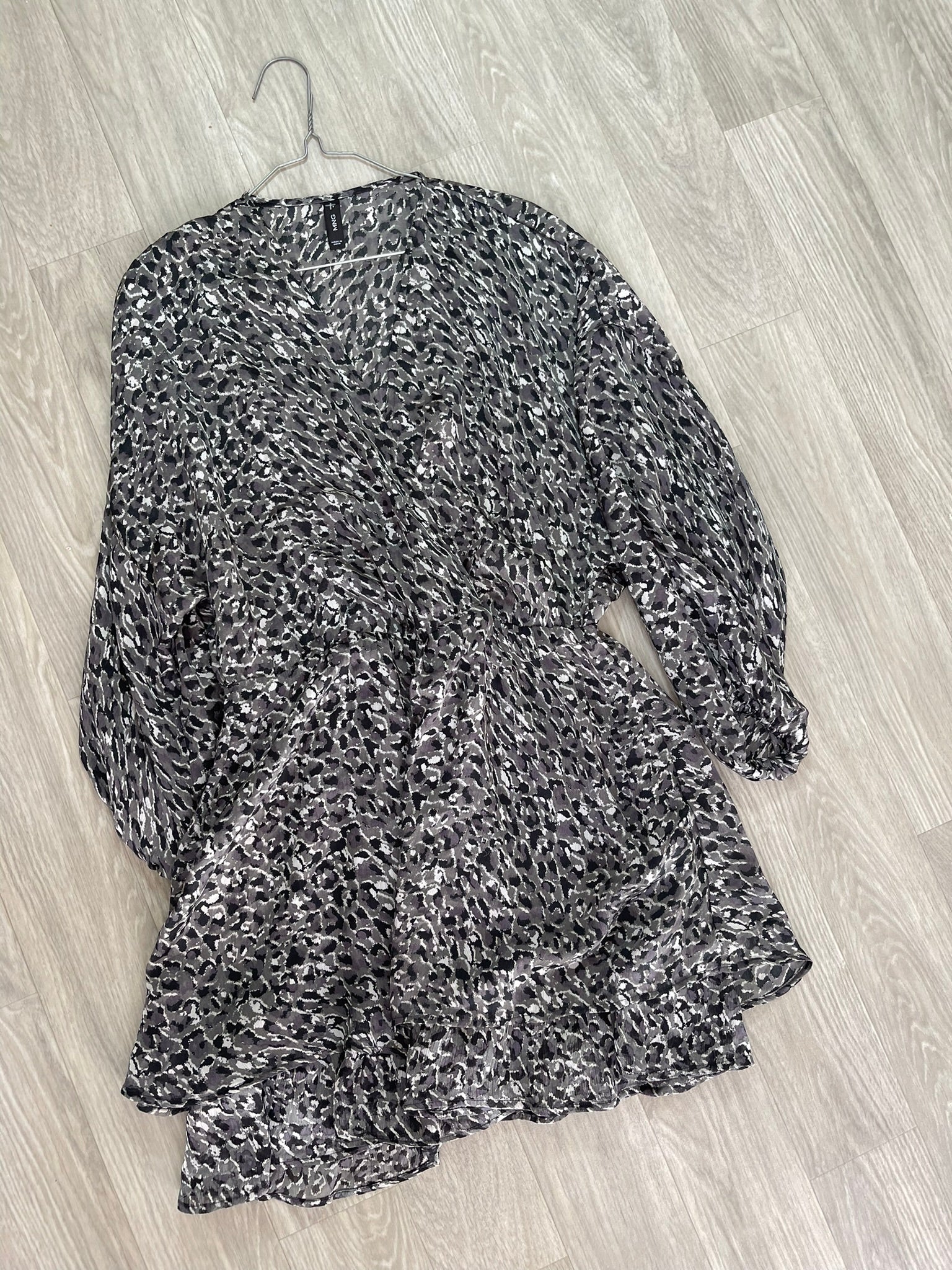 Robe portefeuille imprimé léopard gris, manches longues - Mango