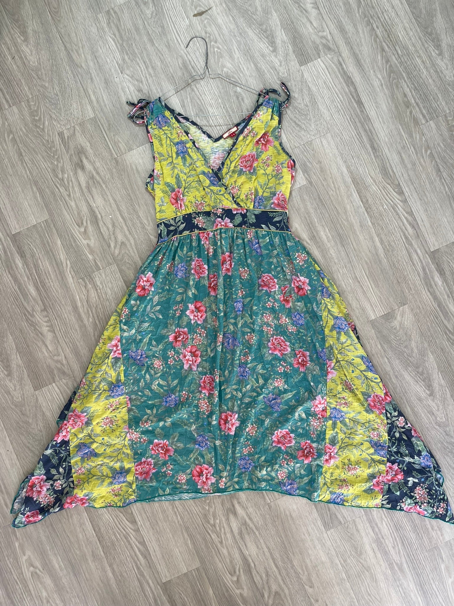 Robe fleurie patchwork vert, jaune et bleu marine, dos nu