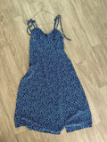 Robe courte bleu marine à petites fleurs blanches, bretelles nouées