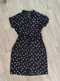 Robe chemise noire à pois blancs, ceinture à nouer