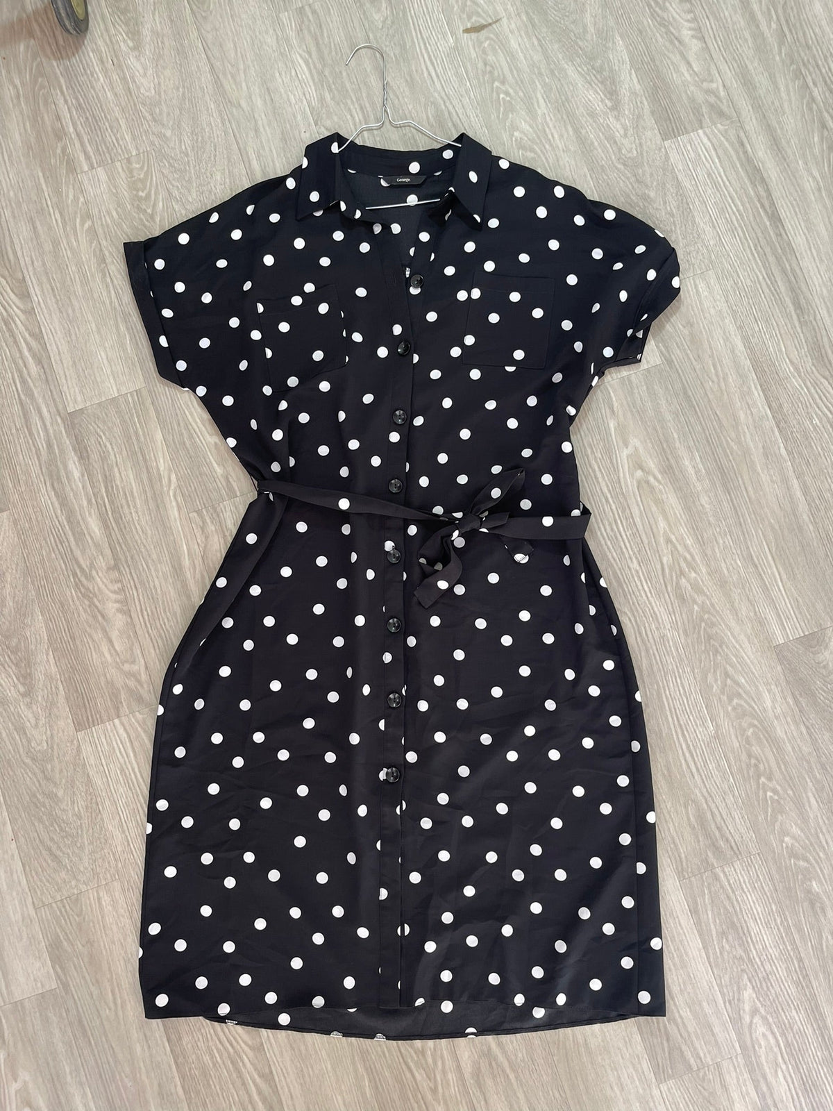 Robe chemise noire à pois blancs, ceinture à nouer
