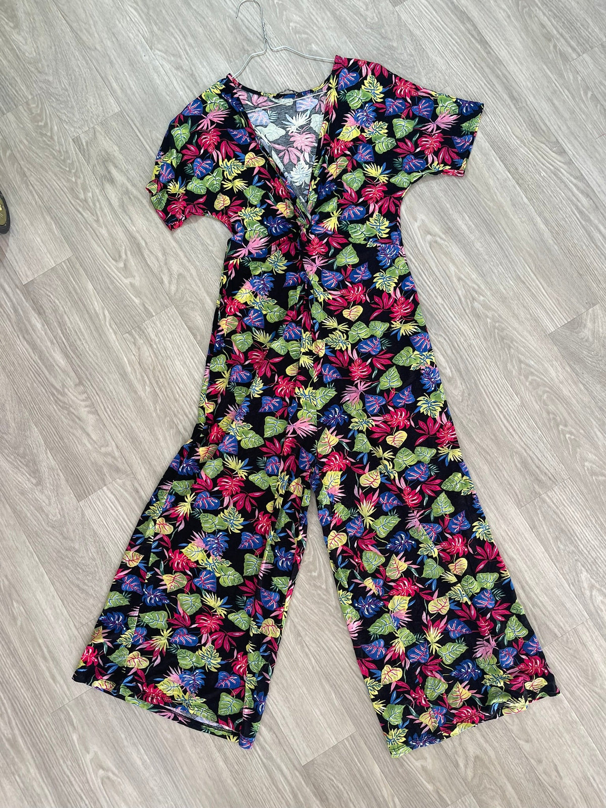 Combinaison pantalon noire à imprimé tropical multicolore