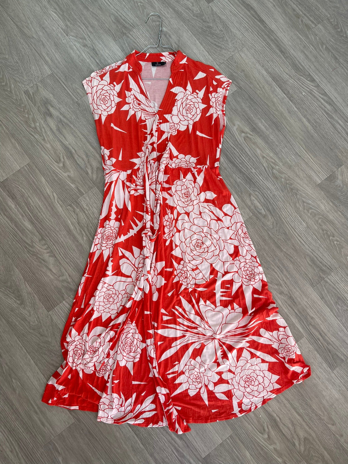 Robe rouge et blanche à imprimé floral graphique