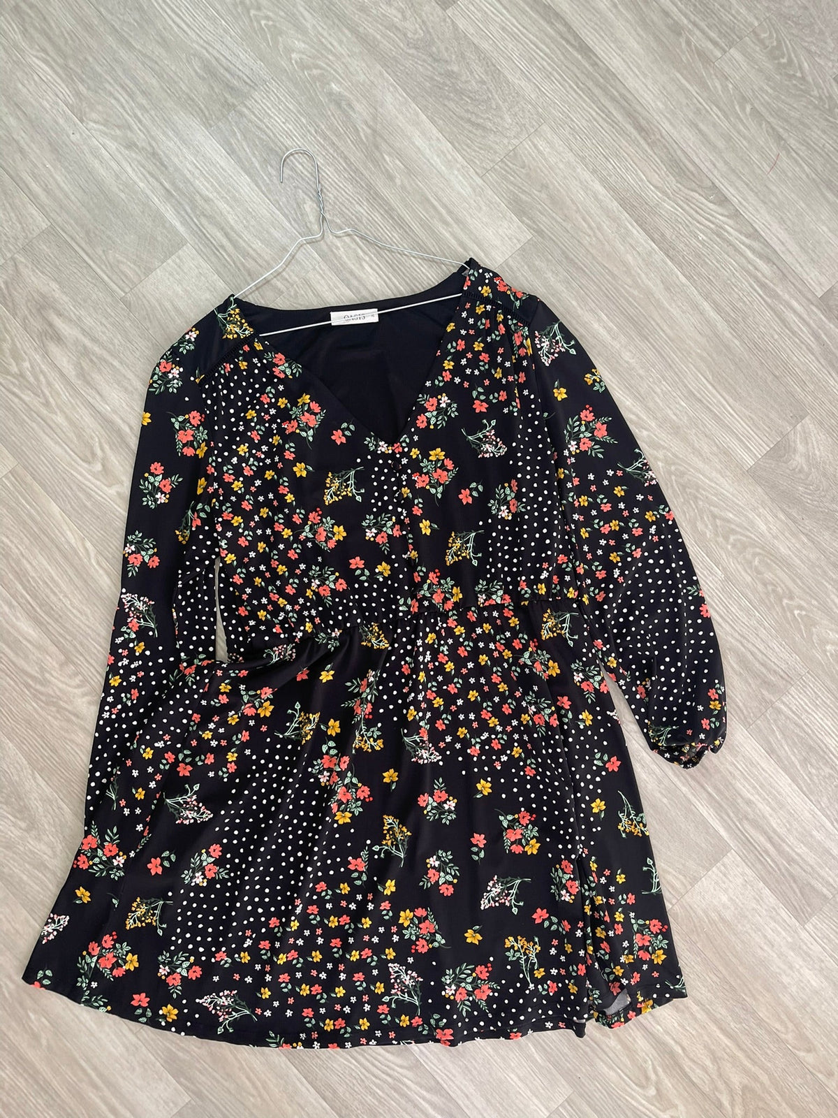 Robe portefeuille noire à motifs fleurs et pois
