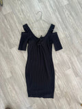 Robe noire côtelée à dos nu et nœud, manches longues