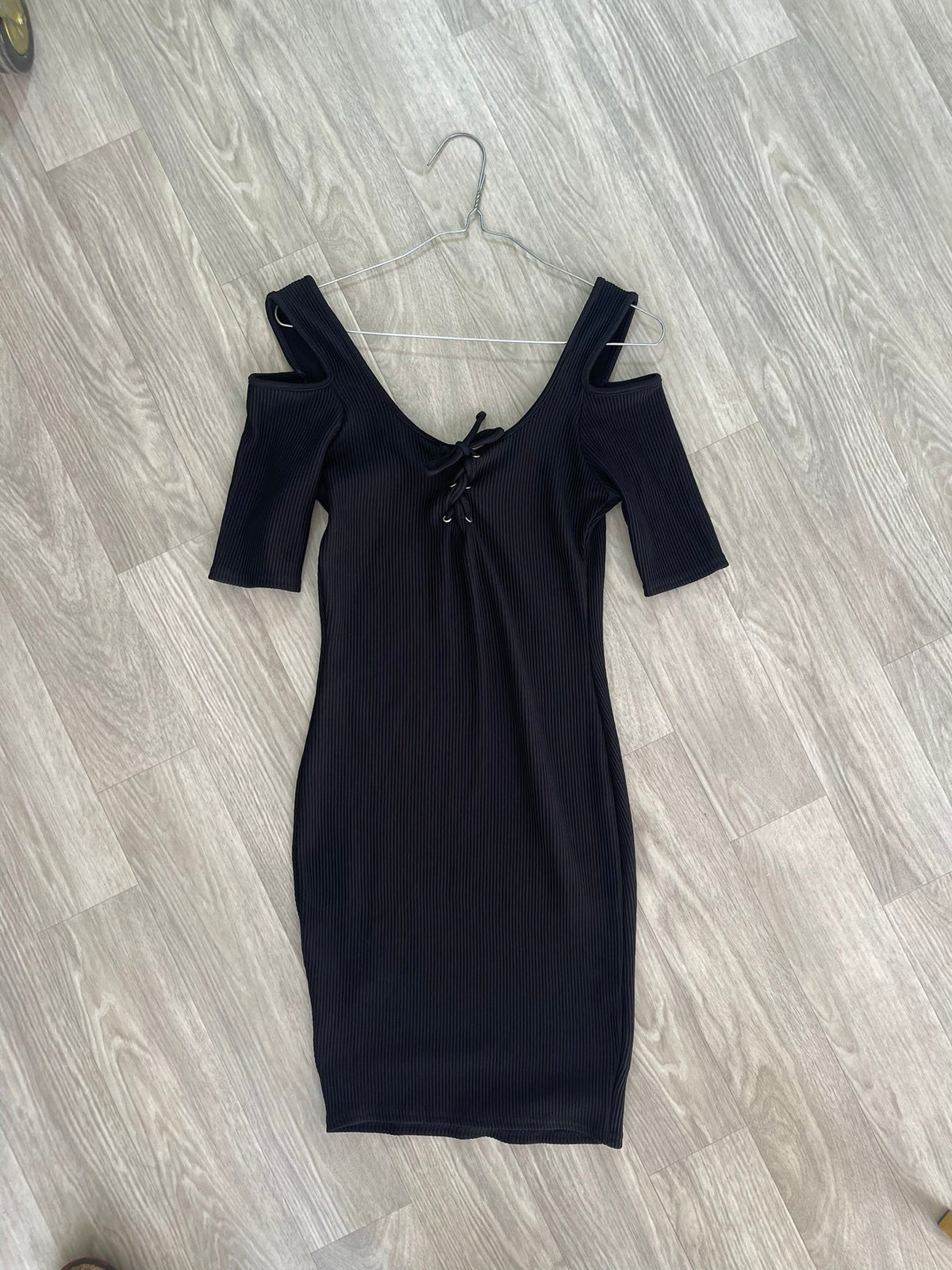 Robe noire côtelée à dos nu et nœud, manches longues