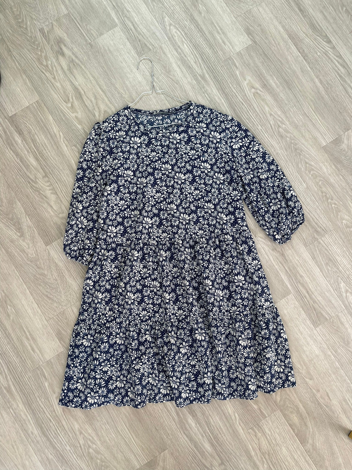 Robe longue bleu marine à fleurs blanches et volants