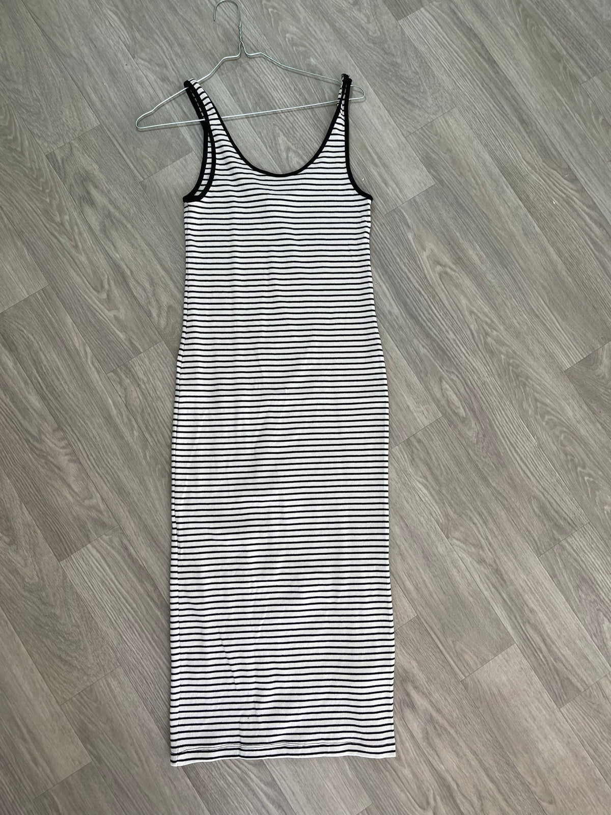 Robe longue rayée blanc et noir, dos nageur