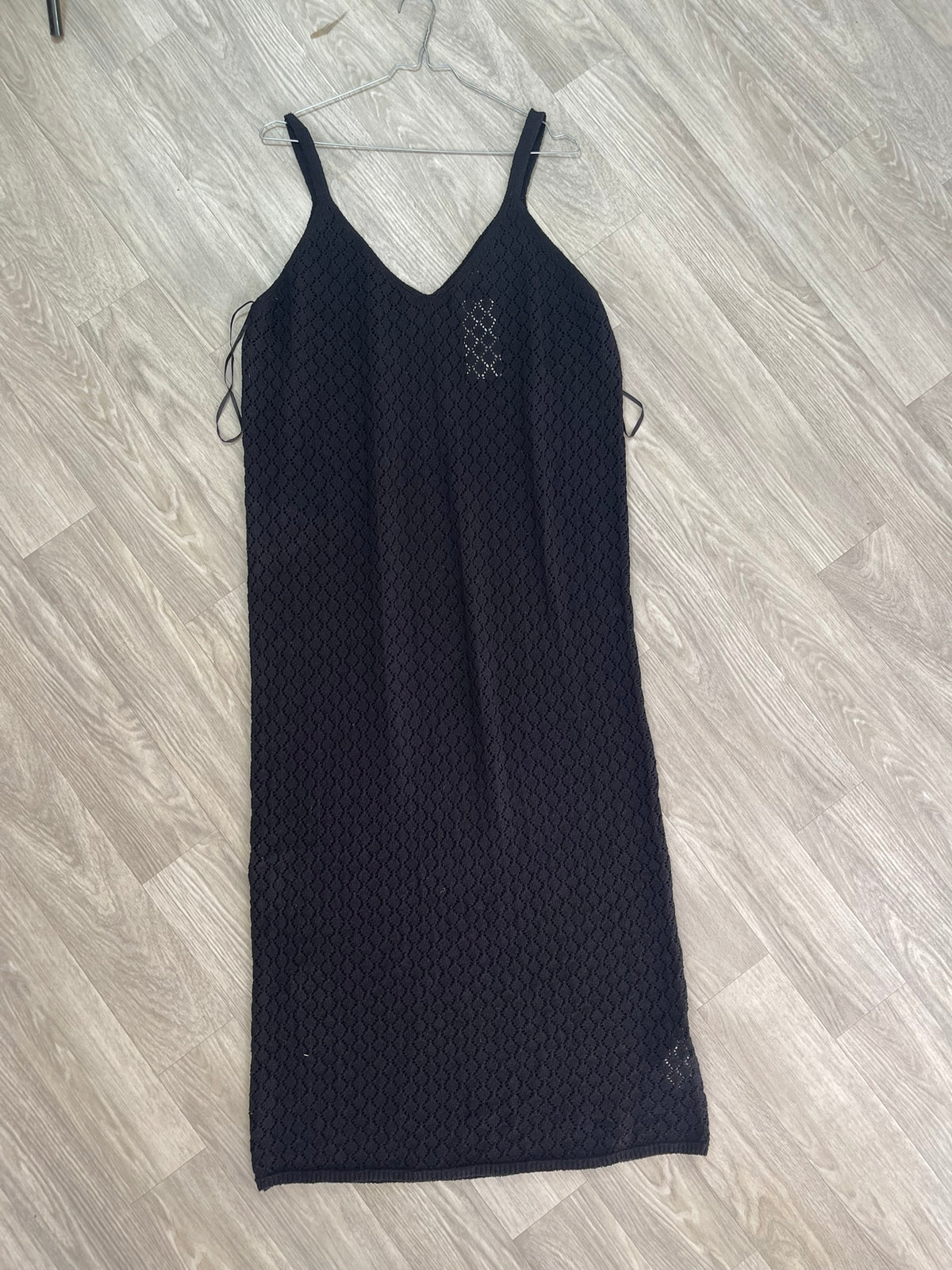 Robe noire en maille crochet ajourée, fines bretelles