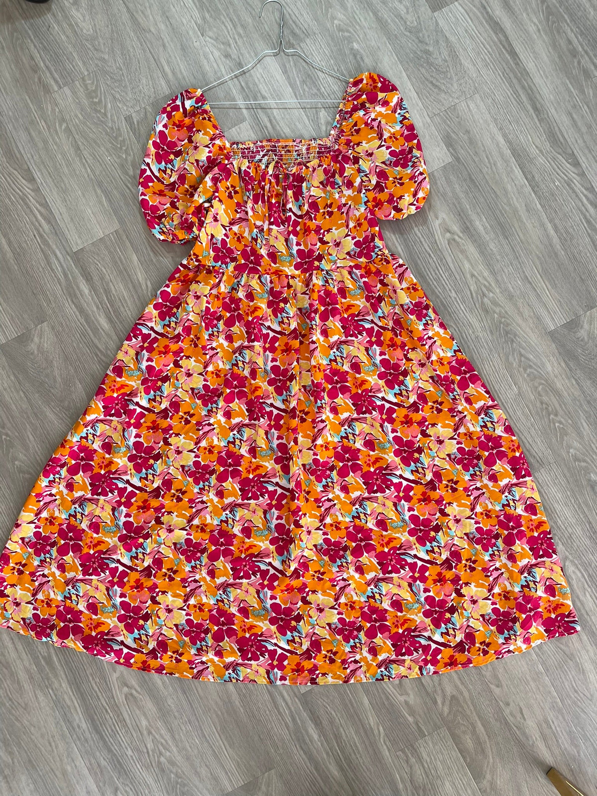 Robe fleurie corail, orange et fuchsia, manches bouffantes