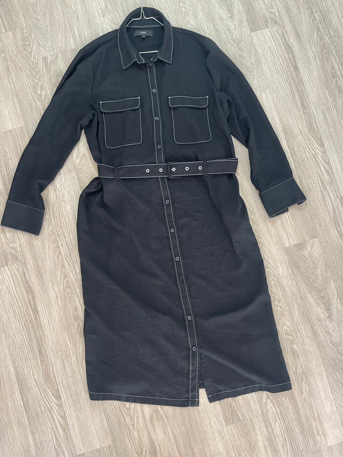 Robe chemise longue noire à surpiqûres blanches et ceinture - Next 18 UK