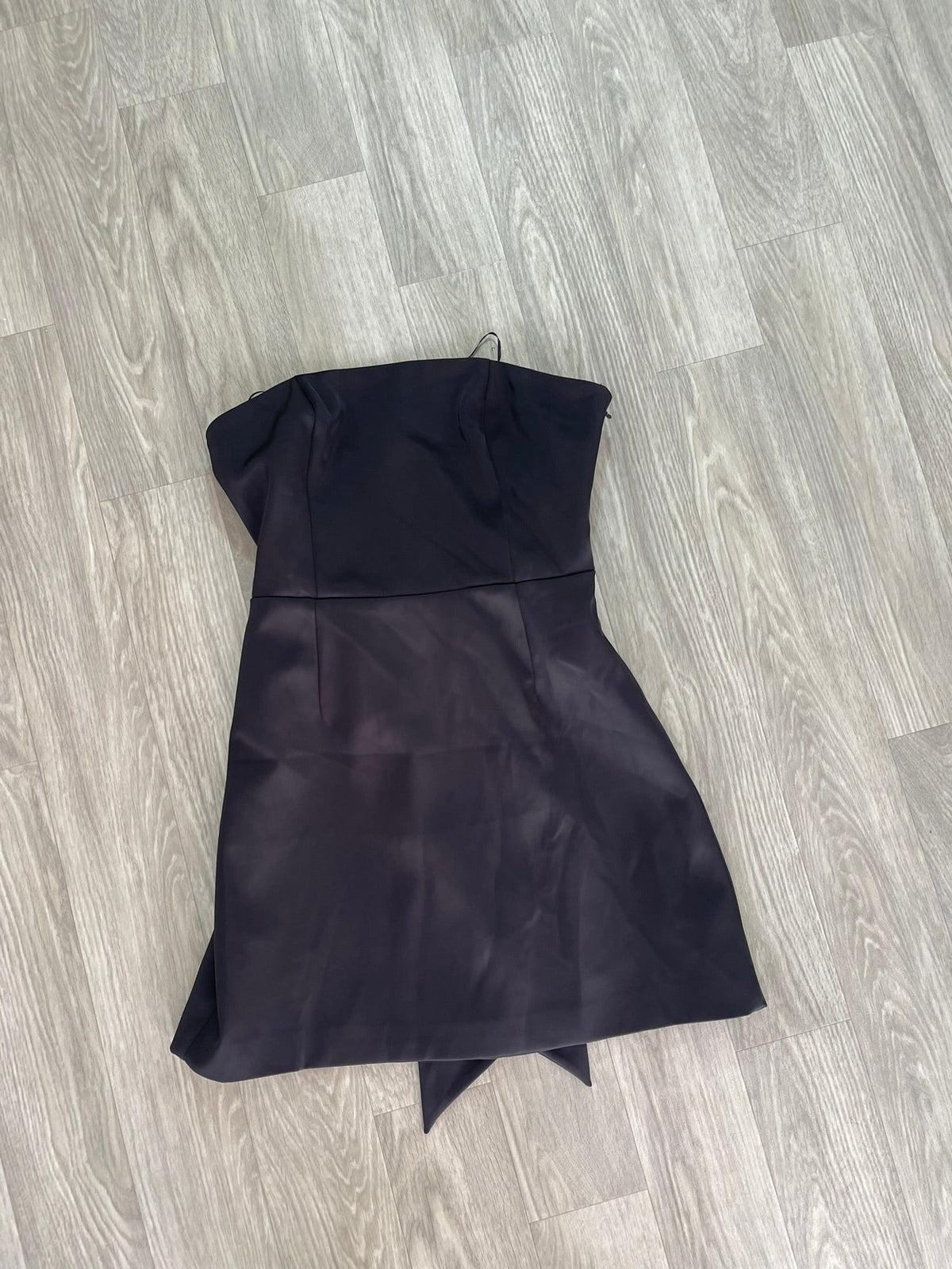 Robe noire satinée une épaule avec effet péplum
