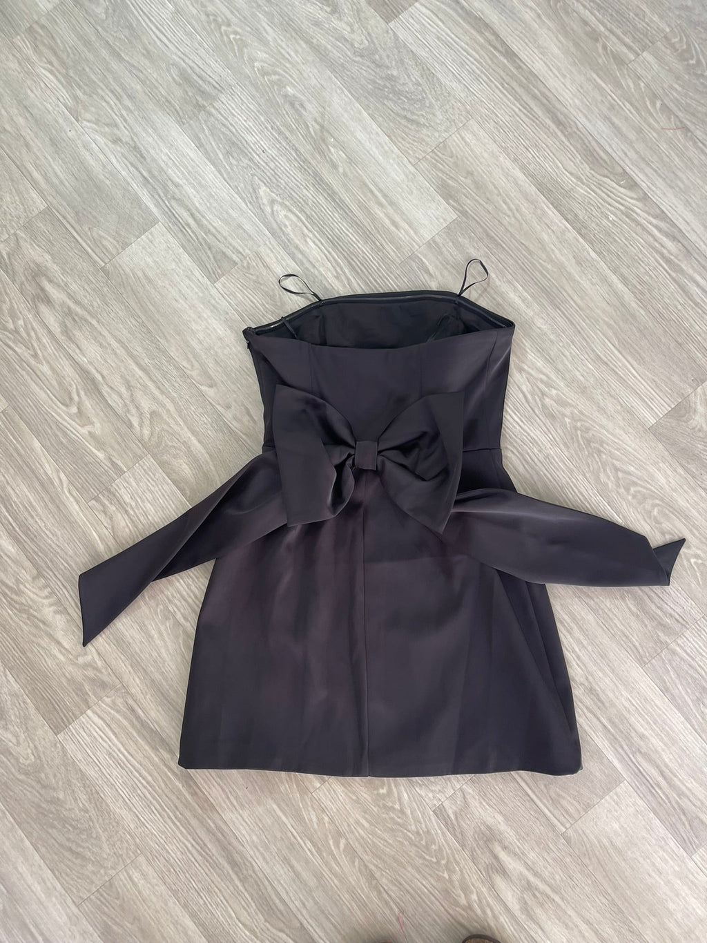 Robe noire satinée une épaule avec effet péplum