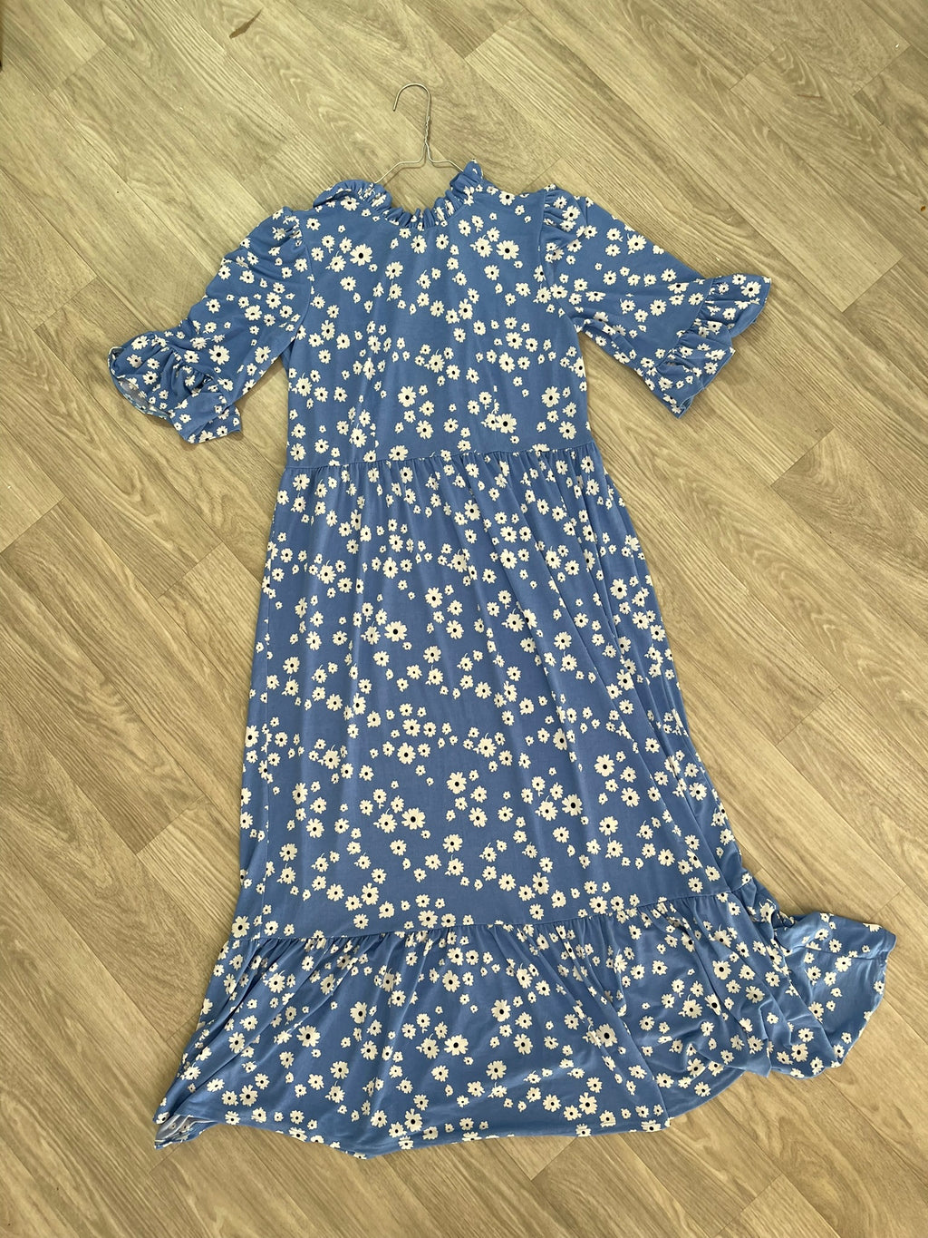 Robe longue bleue à fleurs blanches, manches et ourlet à volants