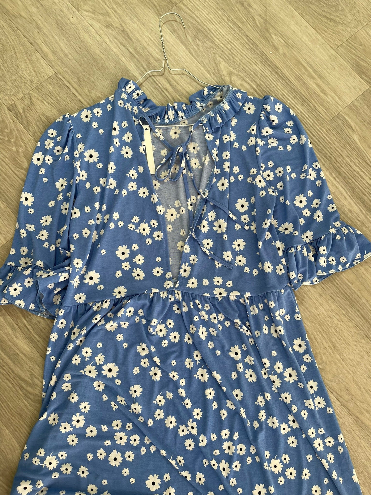 Robe longue bleue à fleurs blanches, manches et ourlet à volants