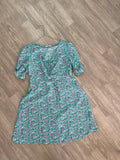 Robe turquoise à fleurs roses et blanches, manches courtes