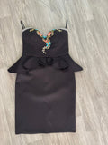 Robe noire courte à volants et broderie de pierres colorées taille 14 uk/XL