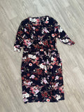 Robe bleu marine fleurie, nœud sur le devant, manches courtes