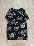 Robe noire à grandes fleurs turquoise et blanches, manches courtes