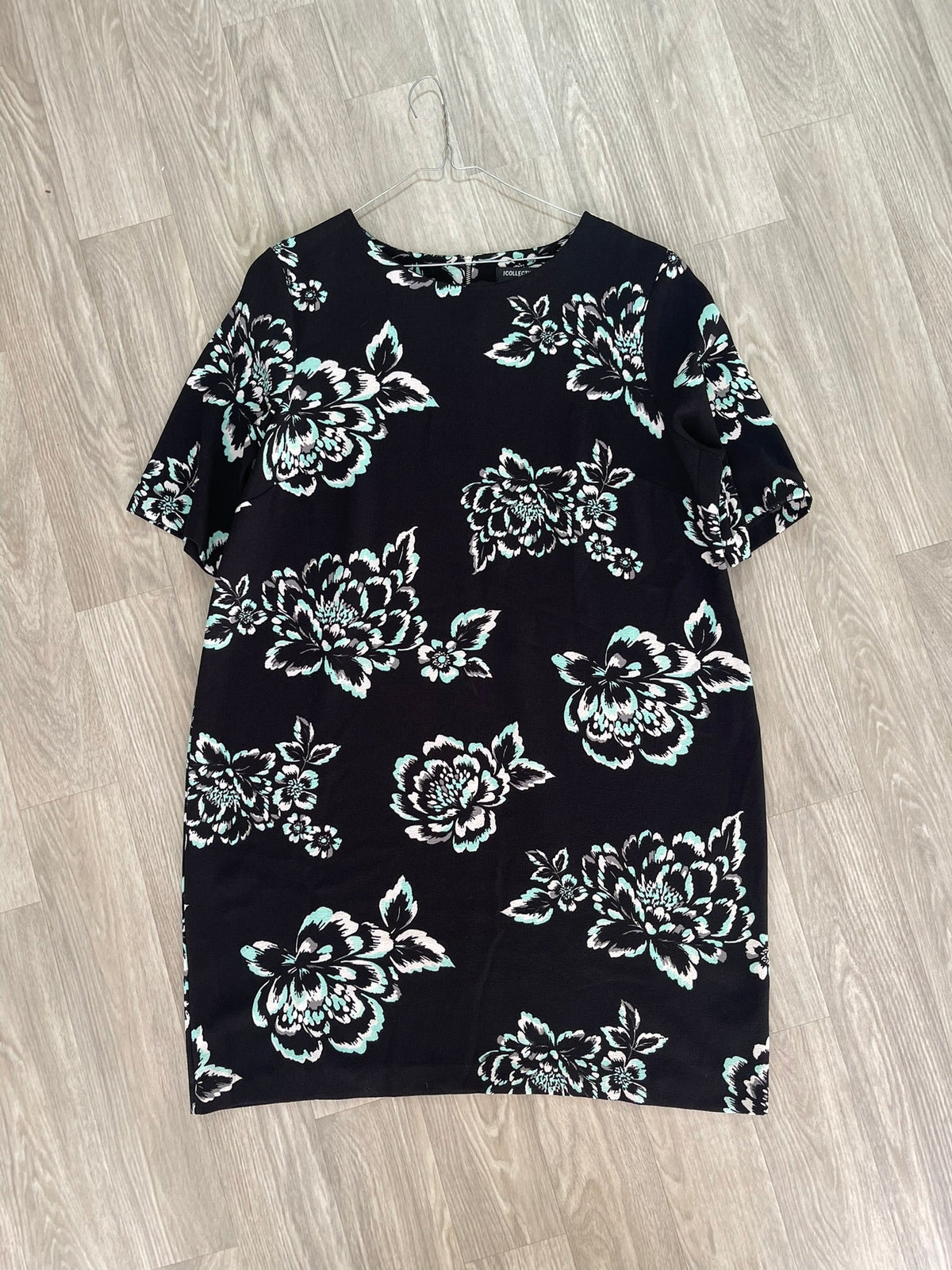 Robe noire à grandes fleurs turquoise et blanches, manches courtes