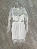 Robe blanche en dentelle ajustée, manches longues évasées