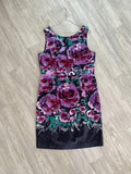 Robe noire à roses violettes et rouges, sans manches