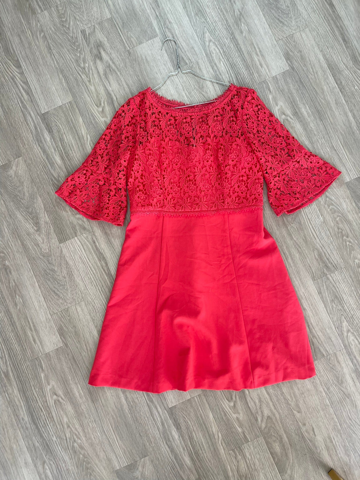 Robe corail avec buste et manches en dentelle évasée