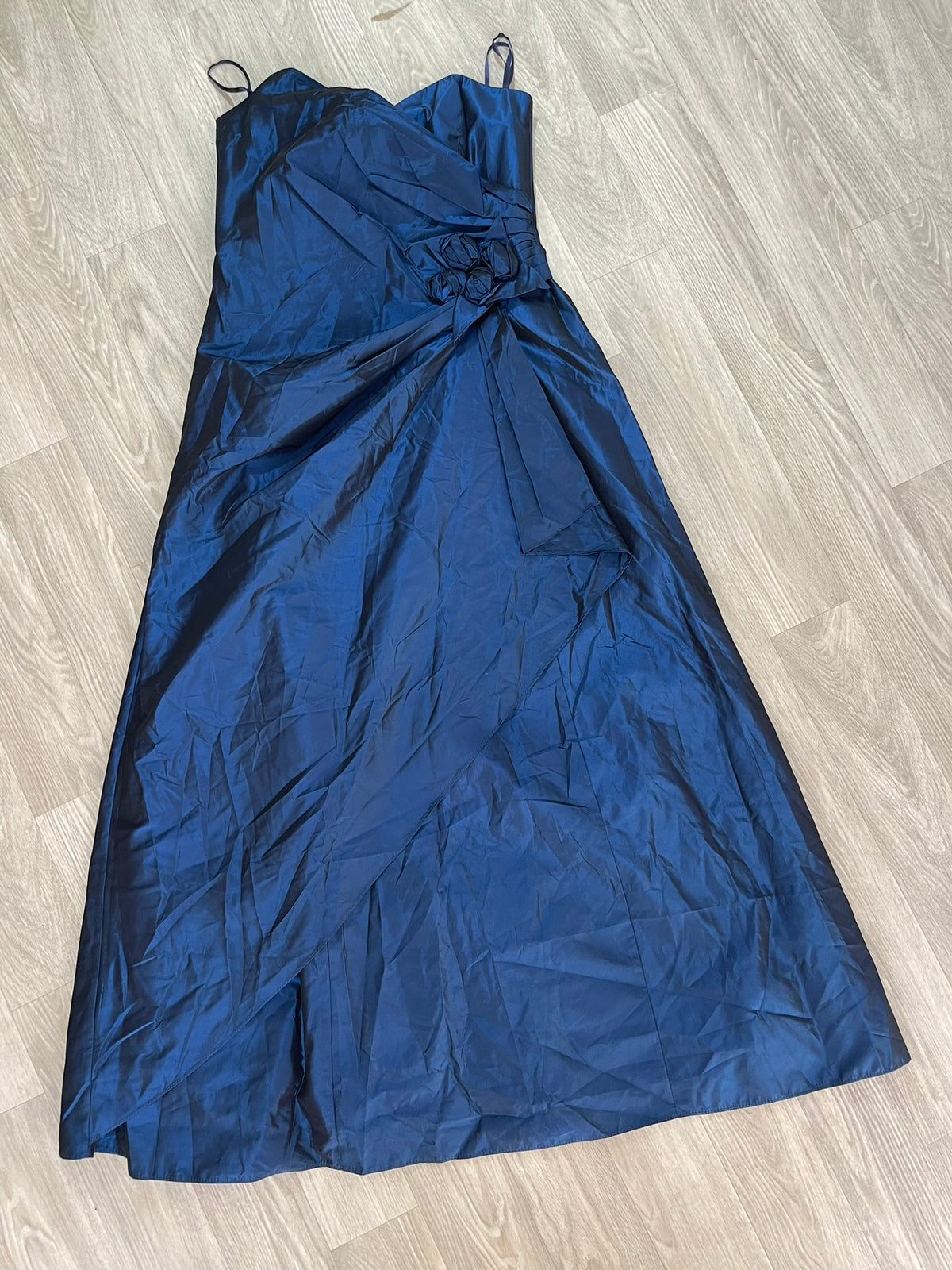 Robe longue bleu marine satinée, bustier fleuri