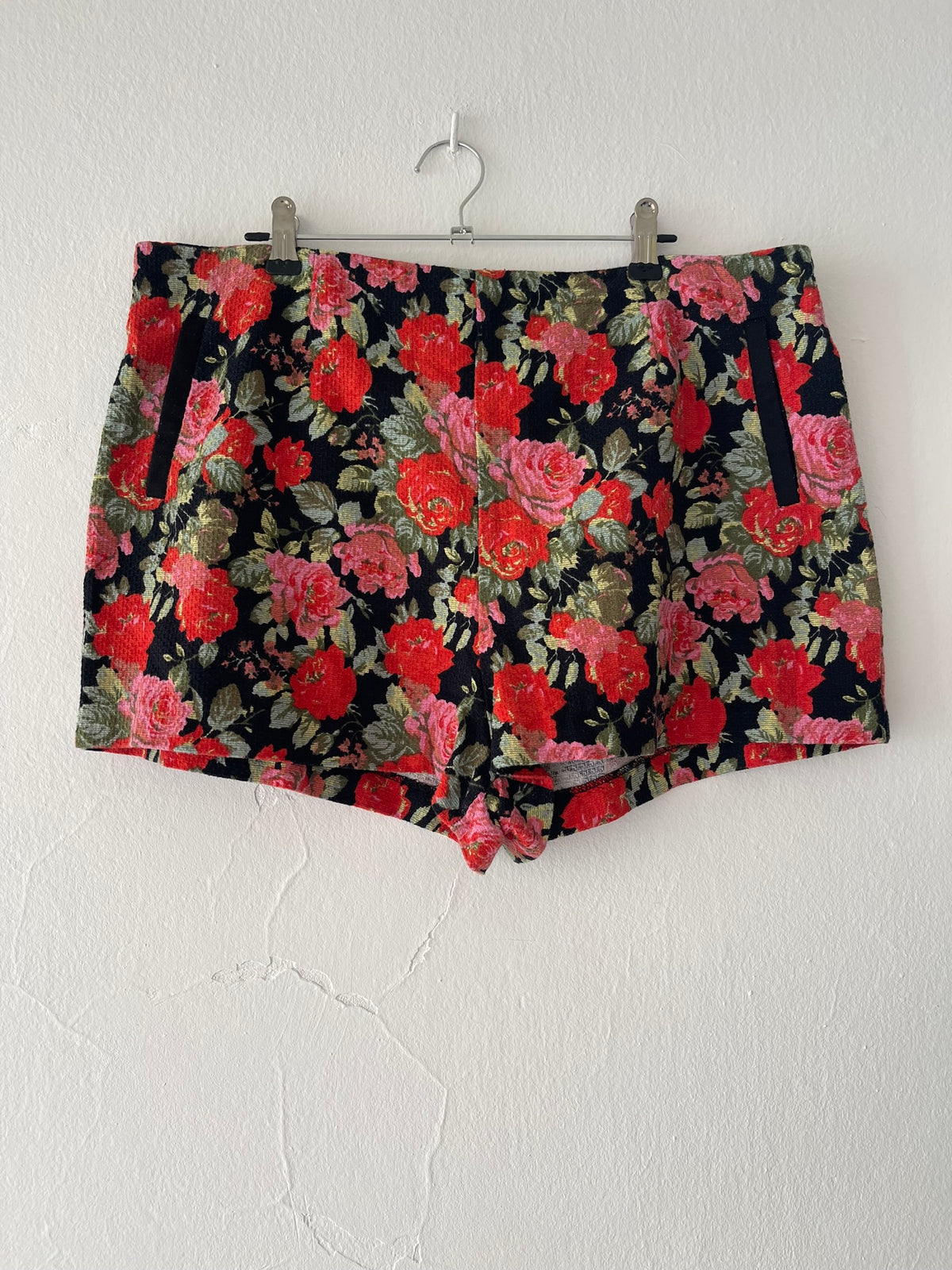 Short taille haute imprimé tapisserie fleurs rouges et roses 3XL