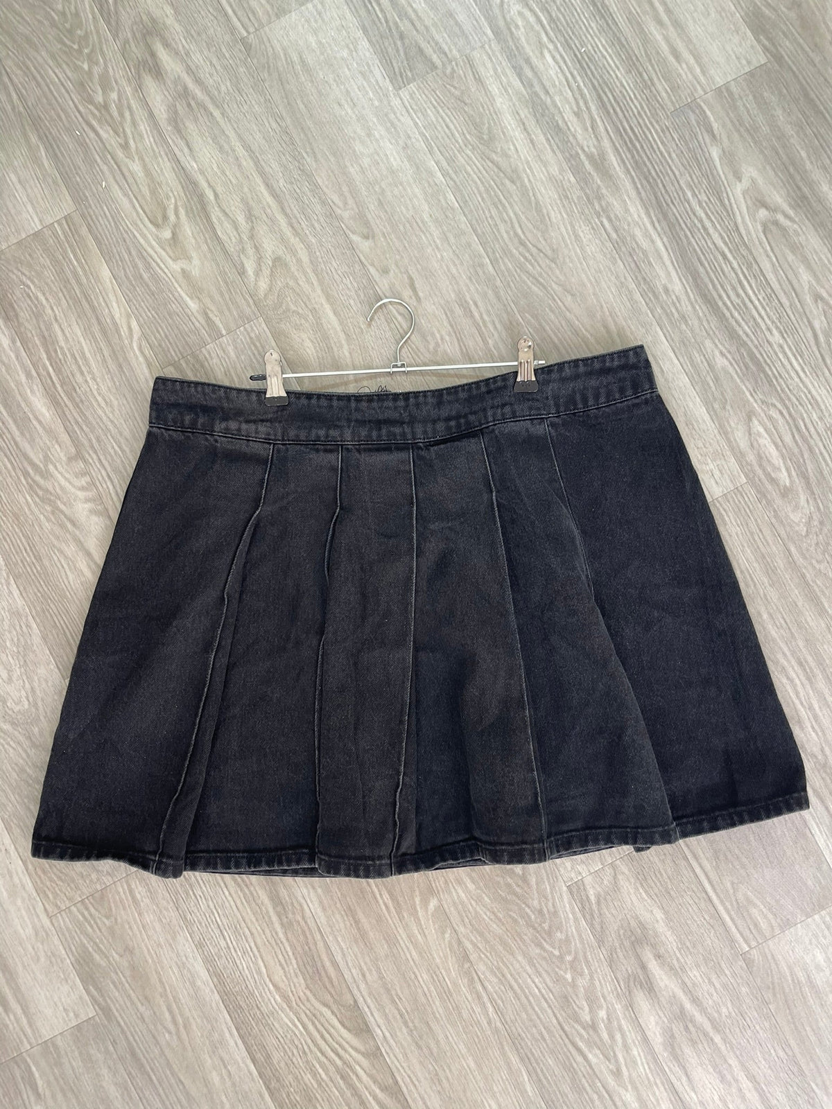 Jupe en jean noire délavée, coupe plissée 3XL