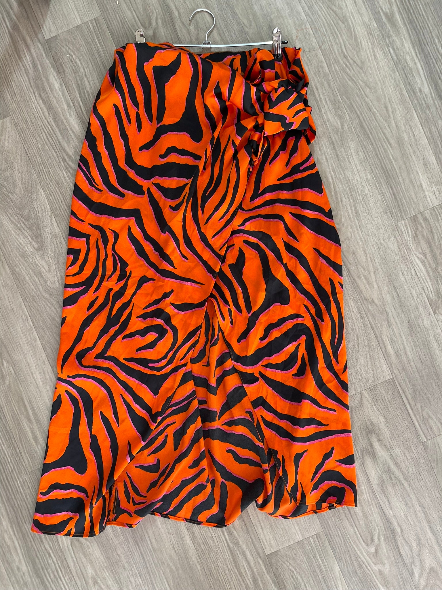 Jupe longue imprimé zébré orange et noir, nœud sur le côté Taille XL