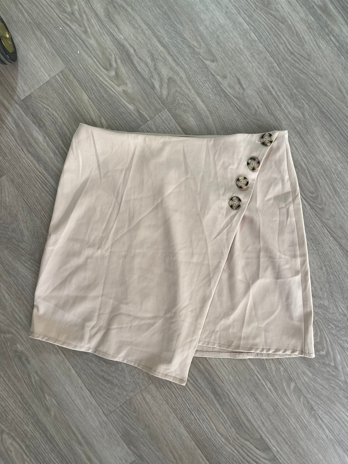 Jupe portefeuille beige à boutons décoratifs